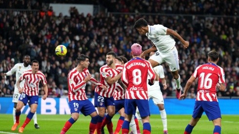 El momento en que Álvaro Rodríguez anotó el empate para el Real Madrid en el derbi ante el Atlético Madrid.