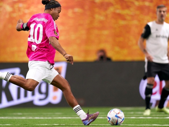 Ronaldinho cae con FC en su debut por la Kings League