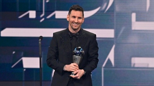 Messi sonríe con el premio The Best al mejor jugador del 2022