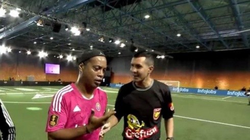 Ronaldinho explicándole al árbitro que no va a lanzar el penal