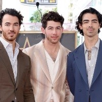 Los Jonas Brothers retrasan el lanzamiento de su nuevo álbum y estrenan su single “Wings”