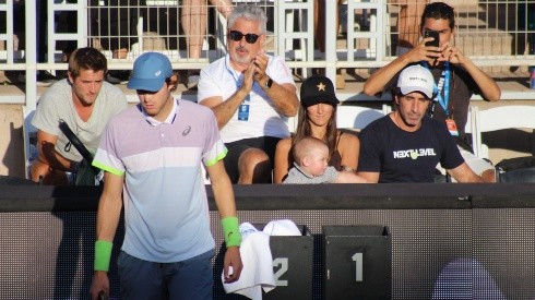 Nicolás Jarry contó con el apoyo de su esposa, Laura Urruticoechea (con gorro negro), y de su hijo Juan en su debut en el Chile Open 2023.