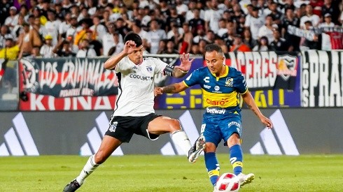 Esteban Pavez traba el balón al mexicano Luis Montes en el empate de Colo Colo ante Everton.