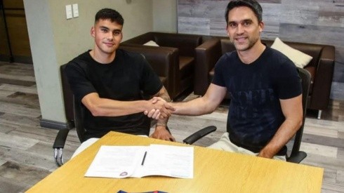 Alex Ibacache firmando su contrato en San Lorenzo