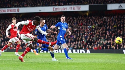 Bukayo Saka abre la cuenta para el Arsenal