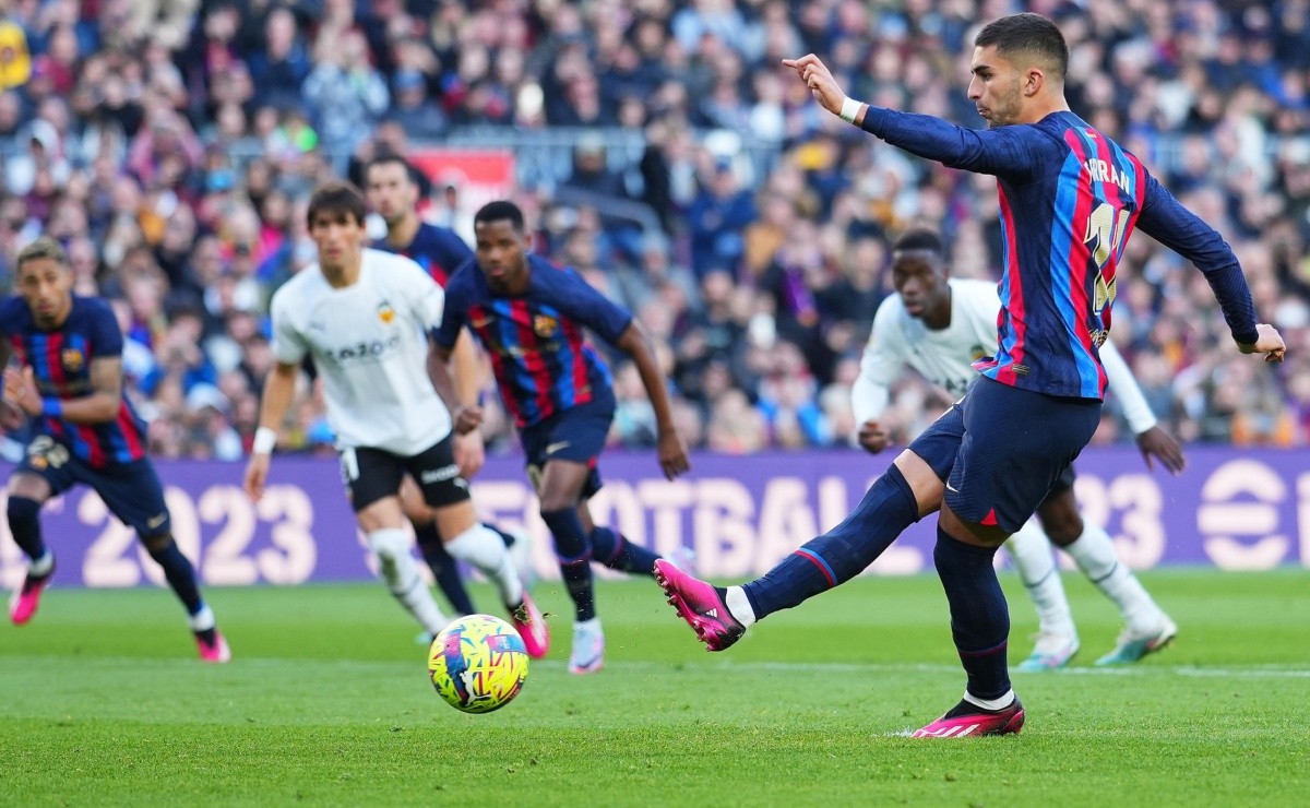 Barcelona vence al Valencia y se escapa en la tabla de La Liga