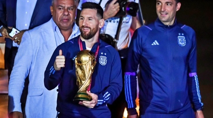 Lionel Messi celebró la Copa del Mundo en su país. La duda es si era el real o la copia
