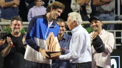 Jaime Fillol le entregó el trofeo del Chile Open a su nieto Nicolás Jarry.