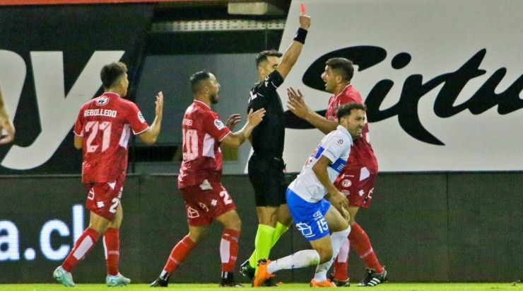 Fernando Véjar expulsó a tres jugadores de Ñublense ante Universidad Católica.    Foto: Agencia Uno