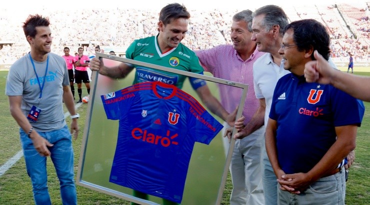 Rafael Olarra se retiró en 2016 del fútbol profesional, siempre con Universidad de Chile cerca del corazón. 
   Foto: Agencia Uno