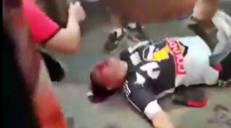 Un hincha de Colo Colo yace en el sector Arica del estadio Monumental