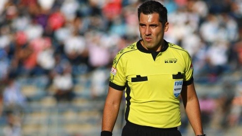 El árbitro de 33 años dirigirá su primer superclásico en el fútbol chileno.