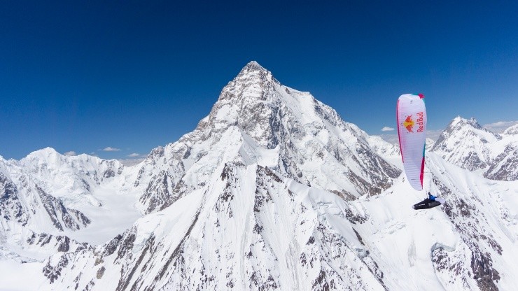 Tom De Dorlodot y Horacio Llorens llegaron en parapente a la montaña K2, en Pakistán, para remontar su cara a 7.577 metros. Foto: Red Bull Content Pool.