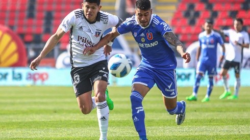 Emmanuel Ojeda lucha por un balón con Esteban Pavez en el Superclásico jugado en el Fiscal de Talca.