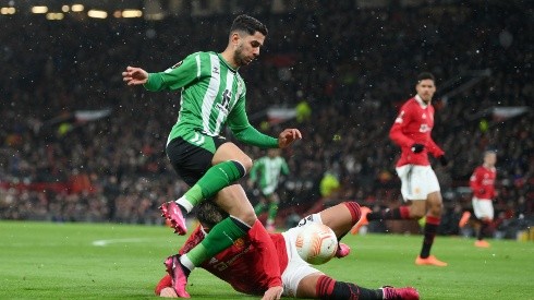 Ayoze Pérez disputa un balón con Lisandro Martínez en la derrota del Betis ante el Manchester United.