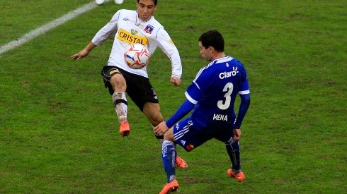 Álvaro Ormeño en acción ante Eugenio Mena en un Superclásico entre Colo Colo y U. de Chile.