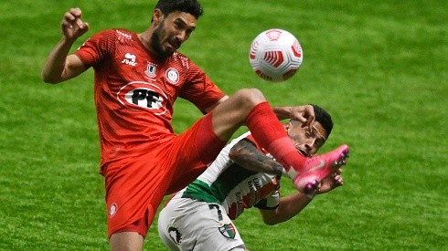Santiago García lucha un balón en un partido entre Unión La Calera y Palestino.