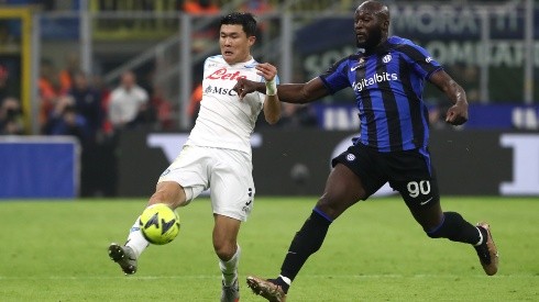 Kim Min-Jae lucha un balón con Romelu Lukaku en un partido entre Napoli y el Inter de Milán.