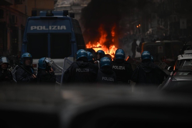 La Policía debió intervenir en la pelea entre ultras del Napoli y Frankfurt, recibiendo hasta fuegos artificiales. Foto: IMAGO