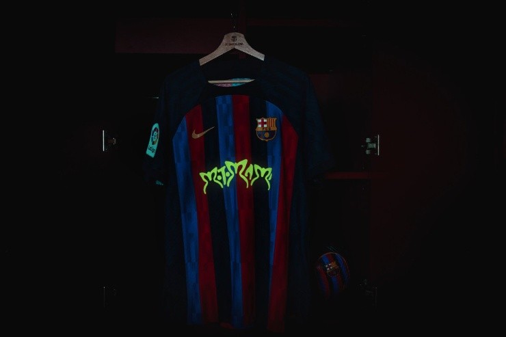 La camiseta especial tiene un logo de Motomami que brilla en la oscuridad | Barcelona