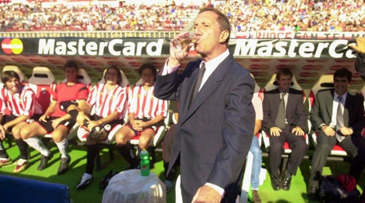 Carlos Salvador Bilardo y su icónica escena, cuando fingió tomar champaña y era “gatoréi”