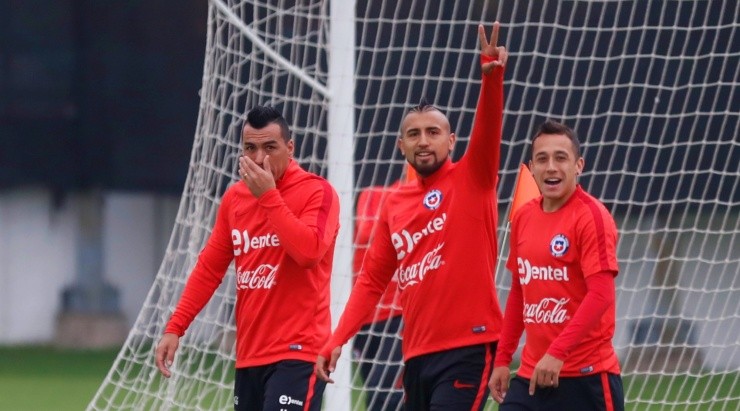 Esteban Paredes y Arturo Vidal compartieron casi una década en la selección chilena, donde registraron 17 partidos juntos. Foto: Agencia Uno