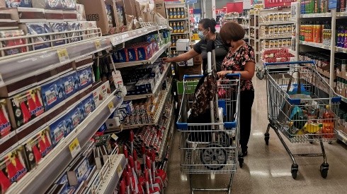 Chilenos compran en supermercado de Argentina