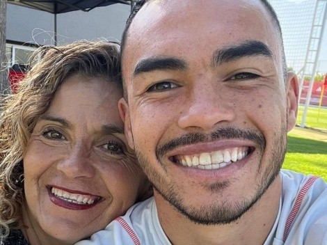 Mamá de Suazo lo regalonea en Pinto Durán: "Te extrañaba tanto"