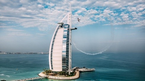 Aterrizar un avión en la cúspide de este reconocido hotel de Dubai, una hazaña para pocos valientes.