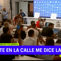 Insólito: periodistas le cantan '¡Dale campeón!' a Scaloni
