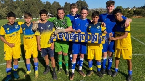 Los alumnos del Blue's Football College visitaron a la escuela de Everton de Viña del Mar.
