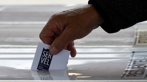 Persona ingresando su voto en la urna