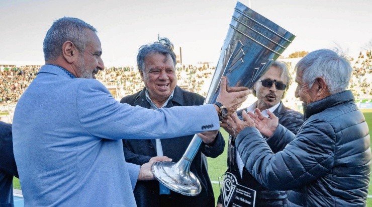 Elías Figueroa y Juan Olivares recibieron la copa que acredita dos nuevas estrellas de Wanderers. 
   Foto: Eseaene