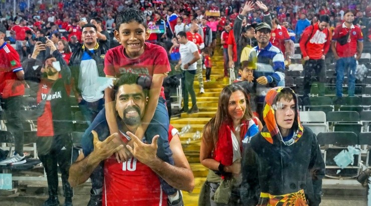 Niños y niñas vieron el partido pegados a la banca de Chile... sólo para estar cerca de Alexis Sánchez. 
   Foto: Guillermo Salazar
