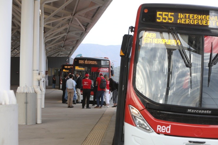 Red Movilidad ha implementado cambios en varios recorridos incluyendo un servicio al Aeropuerto de Santiago desde el Metro Pajaritos. Foto: Agencia Uno.