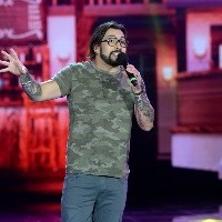 Comediante Edo Caroe confirma show masivo en Santiago