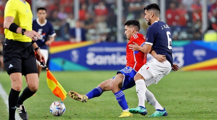 Marcelino Núñez fue uno de los encargados de manejar el balón ante la presión de la selección paraguaya. 
   Foto: Carlos Parra/FFCh