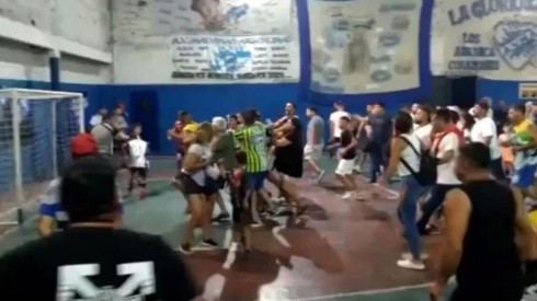 Una vergonzosa acción de un padre en el fútbol infantil de Argentina desató una pelea gigantesca.
