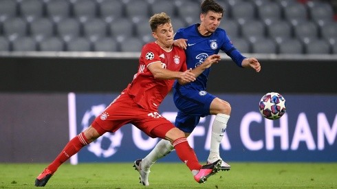 Joshua Kimmich lucha un balón con Mason Mount en un duelo entre el Bayern Múnich y el Chelsea, dos equipos que viven un efecto dominó con los DT's.