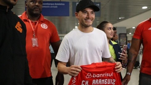 Aránguiz llegó este jueves a Porto Alegre