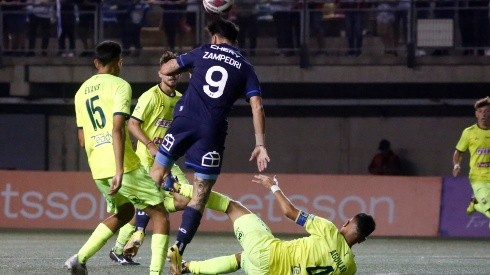 Fernando Zampedri anotó con esta acción el empate de la UC ante Deportes Colina.