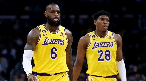 LeBron James y Los Angeles Lakers buscan su paso a los playoffs.