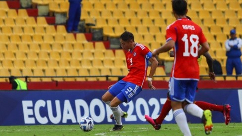 Iván Román fue capitán de la selección chilena Sub 17 frente a Argentina en la 1° fecha del hexagonal final.