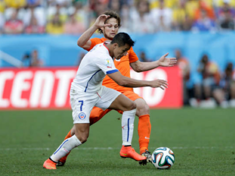 La FIFA recuerda un baile de Alexis Sánchez a Blind en Brasil 2014
