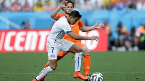 Alexis Sánchez enfrenta a Daley Blind en el Mundial de Brasil 2014.