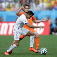 La FIFA recuerda un baile de Alexis Sánchez a Blind en Brasil 2014