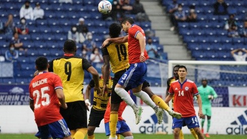 Benjamín Kuscevic gana un balón aéreo en un amistoso de la Roja ante Ghana.