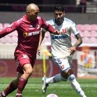 Chupete Suazo apadrina a joven jugador de la U