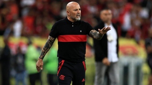 El eléctrico Sampaoli deja loca a la prensa brasileña tras su debut con Flamengo de Vidal.