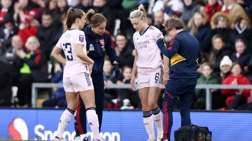 Leah Williamson se lesionó en el partido ante el Manchester United